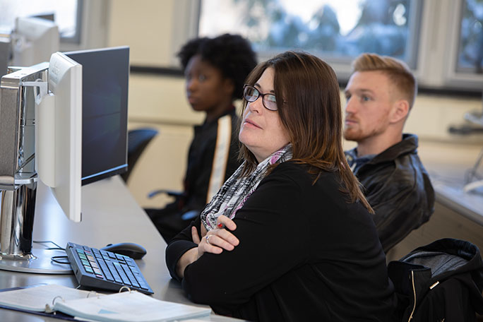 Students in a PC lab listen to an accounting lecture