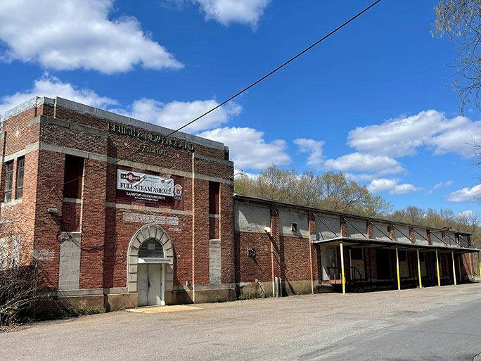 carbon landsford train station